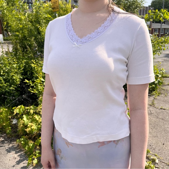 Vintage White V-neck T-shirt w/ lace trim + bow - Picture 1 of 6